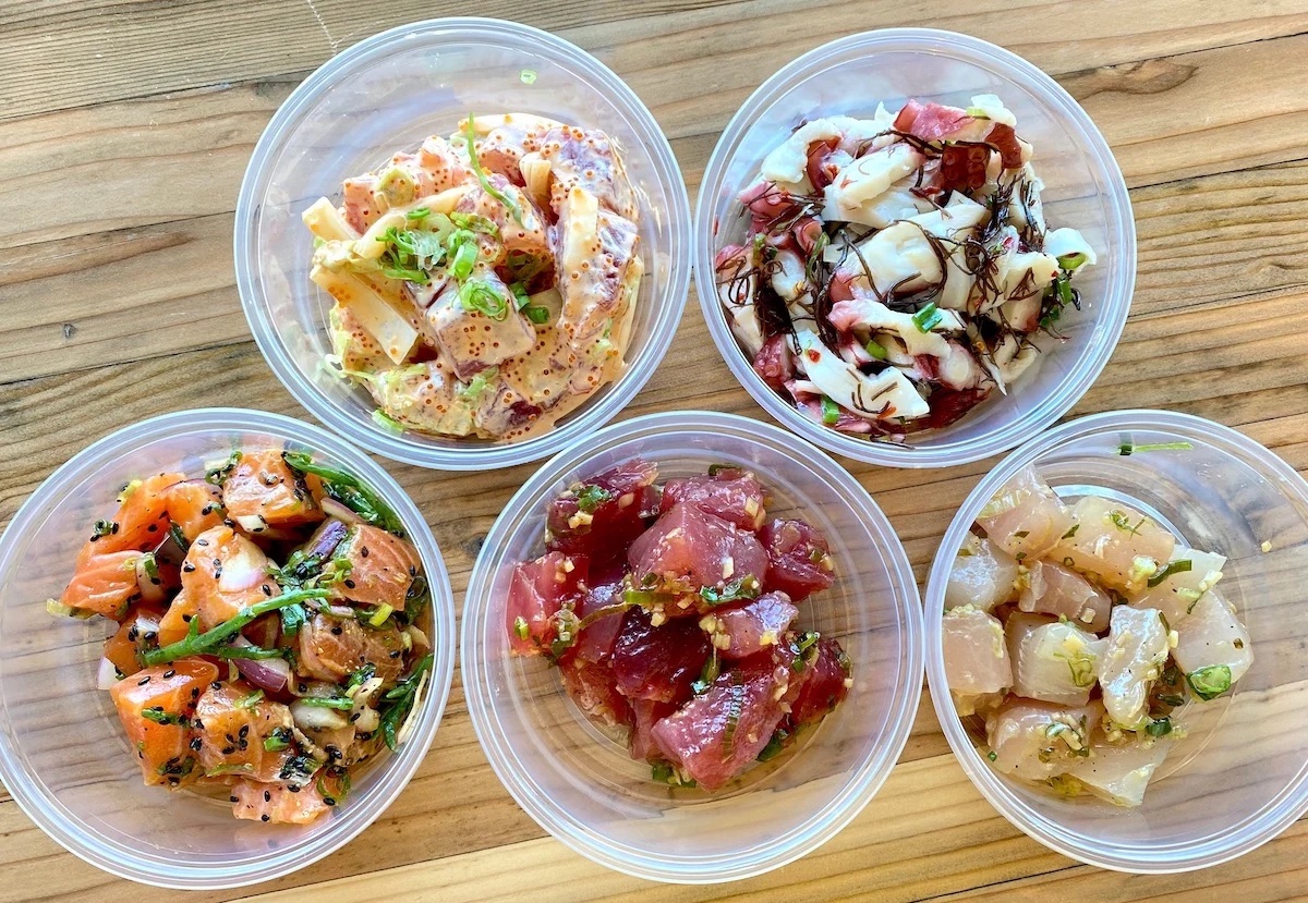 clear takeout containers hold 5 kinds of poke